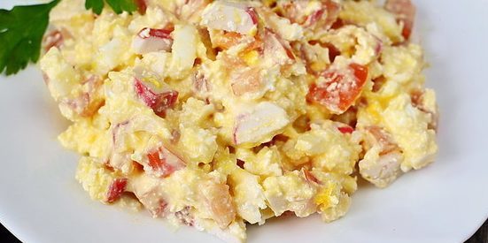 Salaatit ilman majoneesia: salaatti taskurapu tikkuja, juustoa, tomaattia ja munat