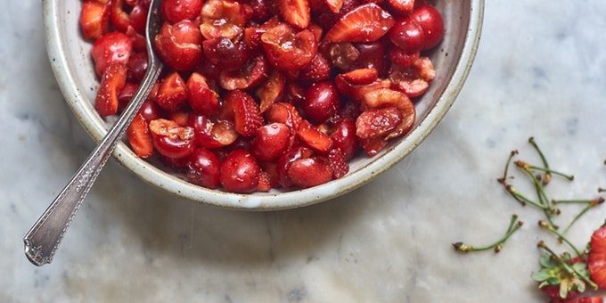 Punainen hedelmäsalaattia mansikoita ja kirsikoita