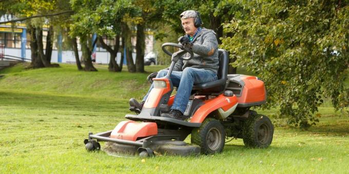 miten ruohoa leikataan maassa: ratsastajat ja minitraktorit