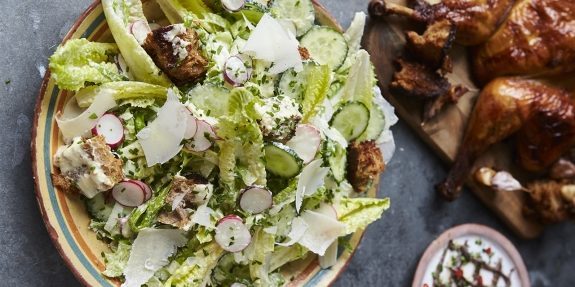Caesar-salaatti kanaa, kurkkua ja retiisiä Jamie Oliver