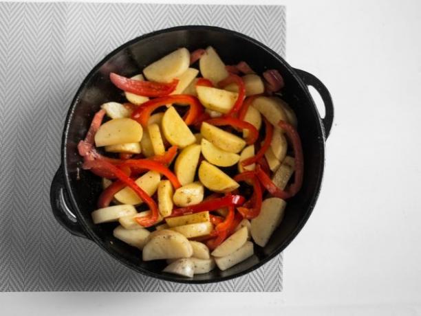 Kana vihannesten kanssa: lisää paprikat ja perunat