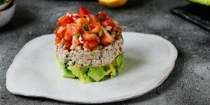 Salaatti tonnikalalla, tomaateilla ja avokadolla