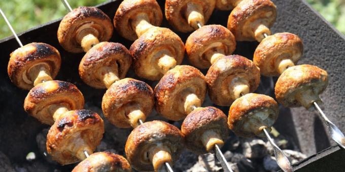 Mitä kokki ulkona, lukuun ottamatta liha: kebab sieniä kermaviili ja valkosipuli marinadi