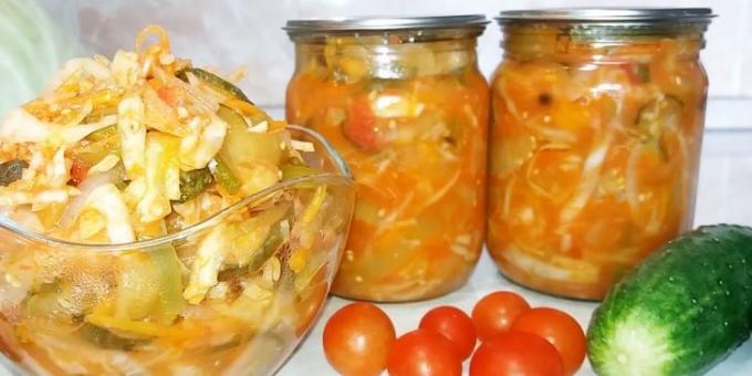 Salaatteja kaali talvella: Kaali salaatti kurkut, munakoisot, paprikat ja tomaatit