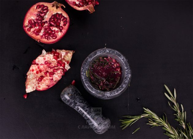 Granaattiomenaseos samppanjalla ja rosmariinilla: jauhaa granaattiomena ja rosmariini erikseen