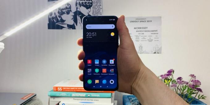 Xiaomi Mi 9 SE: kädessä