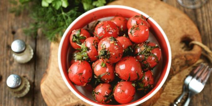 Suolatut tomaatit valkosipulilla ja yrteillä 2 tuntia
