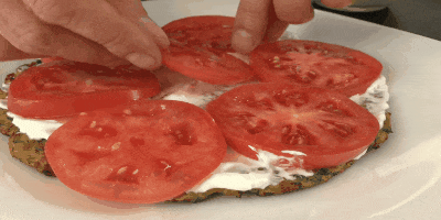 Kakku kesäkurpitsaa tomaatit