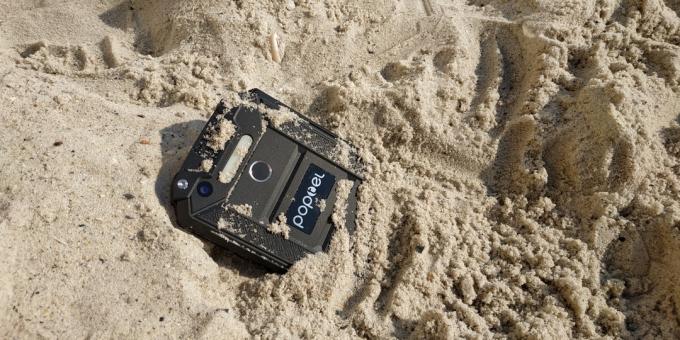 Suojattu älypuhelin Poptel P9000 Max: Kun hiekka