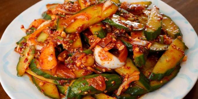 Kurkut Korean kanssa sipuli, valkosipuli, soijakastike ja seesamiöljy