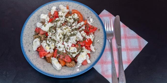 Dakos - Kreikkalainen salaatti krutonkeilla, tomaateilla ja fetalla