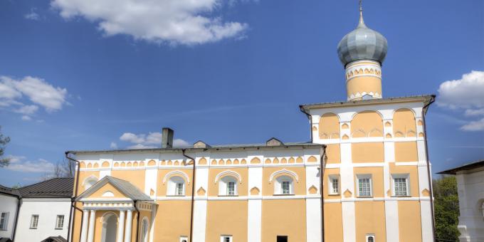 Varlaam-Khutynsky Spaso-Preobrazhensky -luostari ja Gabriel Derzhavinin hauta