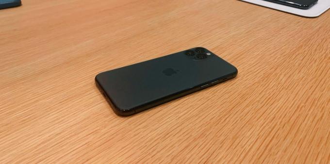 11 iPhone Pro: tummanvihreä