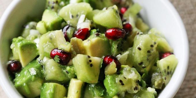 Reseptit: Salaatti avokado, kiivi, granaattiomena ja kuumat paprikat