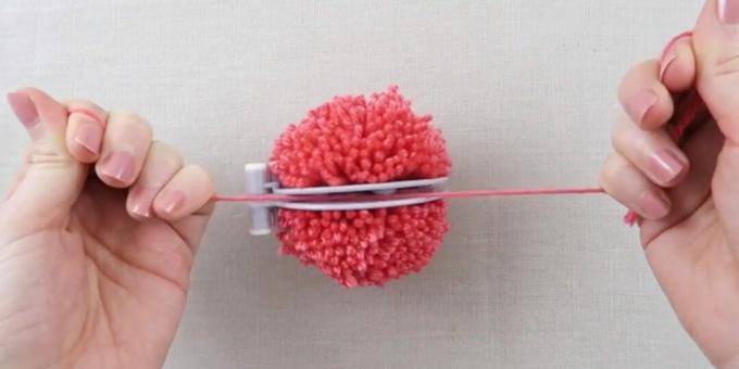 DIY-pompomi: sitoa langat