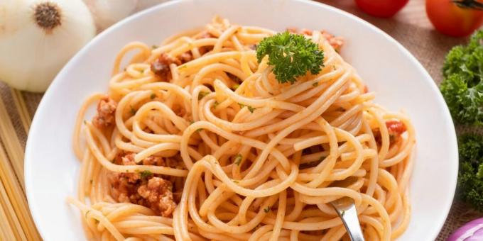 Spagettia mausteisella jauhelihalla