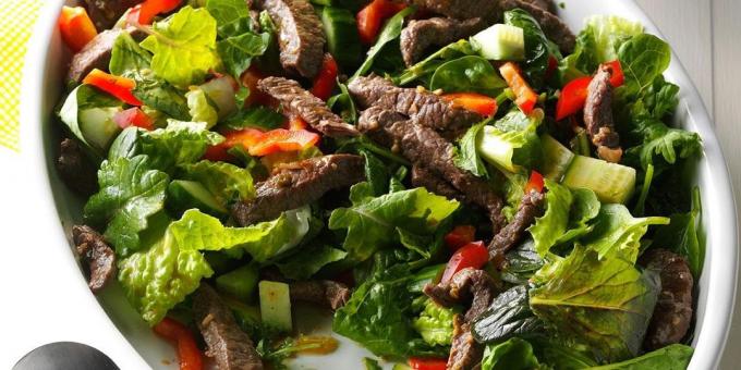 Liharuokia: Mausteinen salaatti naudanlihaa ja yrttejä