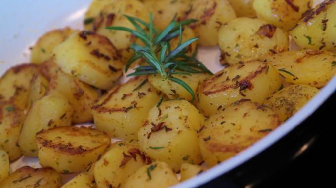 Miten paista perunat sipulit, kumina ja rosmariini