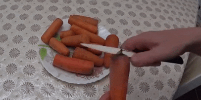 Miten säilyttää porkkanat jääkaapissa: Leikkaa porkkanat kuiva päissä molemmin puolin