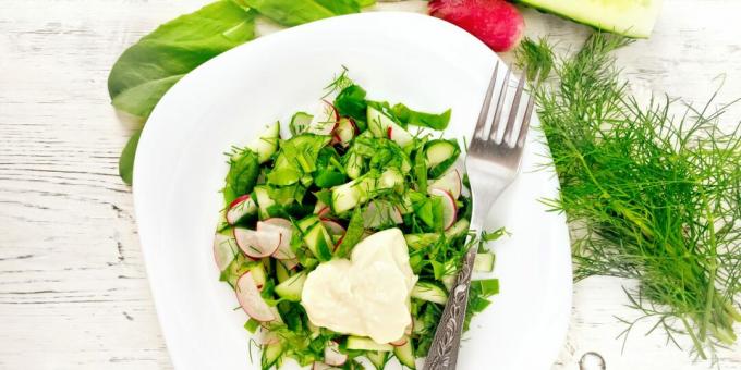 Salaatti retiisillä ja suolakurilla