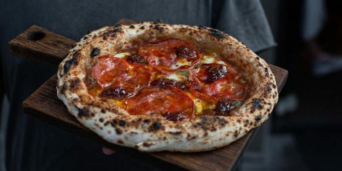 Napolilainen pizza gorgonzolalla