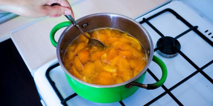 Tukos aprikoosit ja appelsiinit: keitä 20 minuuttia miedolla lämmöllä