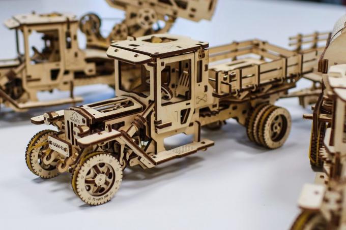 Yleiskuva UGEARS suunnittelija: puinen kuorma-auto kulkee ilman paristoja