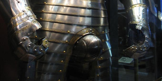 Keskiajan ritarit eivät käyttäneet panssaroituja hihansuita sukuelintensä suojaamiseksi.