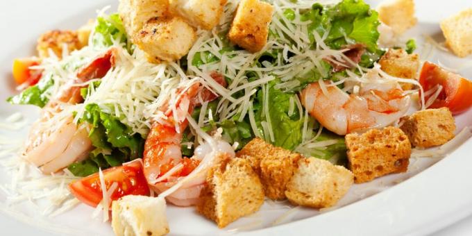 Caesar-salaatti katkarapuilla: yksinkertainen resepti