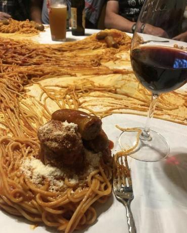 spagetti pöydällä