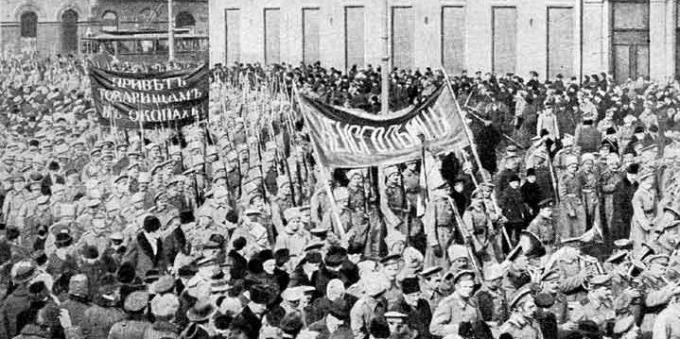 Venäjän valtakunnan historia: helmikuun vallankumous. Sotilaiden mielenosoitus Petrogradissa helmikuun päivinä. 
