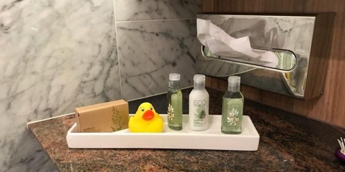 palvelu hotellit: ankka kylpyhuoneessa