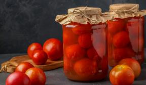 Marinoituja tomaatteja sipulilla