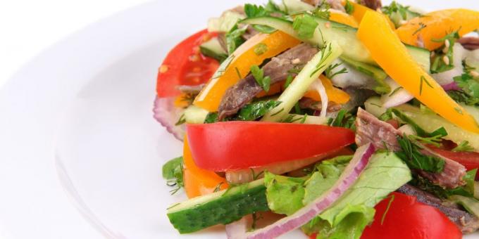 Salaatti kurkut, tomaatit ja naudanlihaa sipulia, valkosipulia ja yrttejä