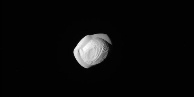 Valokuva tilaa: kokkare Saturnuksen kiertoradalla