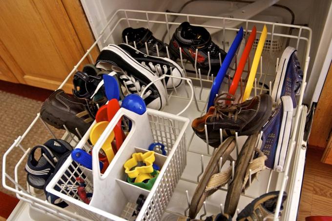 Kuinka käyttää astianpesukone: pesu kengät