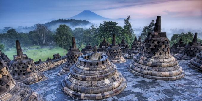 Aasian alueella ei ole turha houkutella matkailijoita: temppeli monimutkainen Borobudur, Indonesia