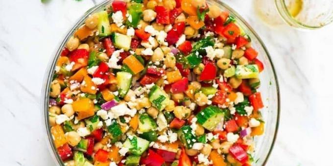 Reseptit kikherneet: Salaattia kikherneet, paprikaa ja fetajuustoa