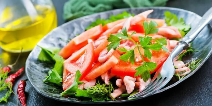 Salaatti kalmarilla ja tomaateilla