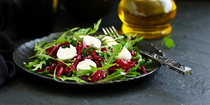 Salaatti mozzarellalla, rucolalla ja punajuurilla: yksinkertainen resepti