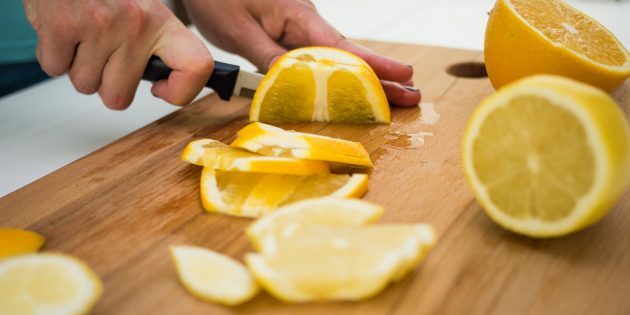 Kirsikan limonadi: pese sitruuna ja appelsiinit
