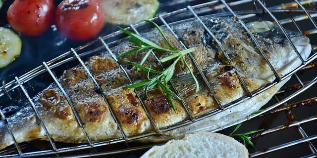 Reseptit grilli: Koko kala täytettyä sitruuna, valkosipuli ja persilja