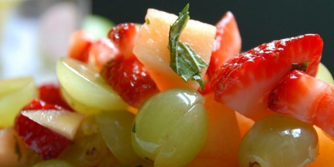 Hedelmäsalaattia melonia mansikoita ja kirsikoita