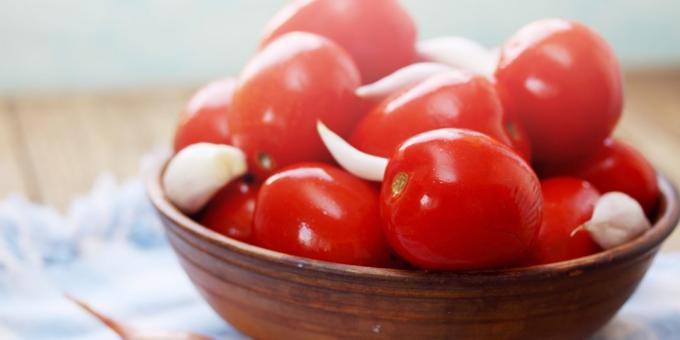 Miten säilöä tomaatteja, valkosipulia, mustapippuria, kuiva sinappi ja Lavrushka