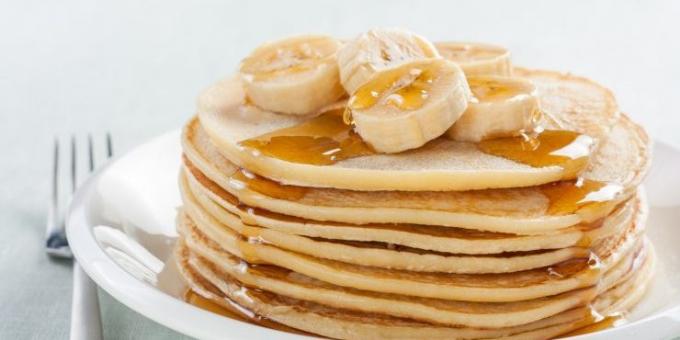 Mitä keitä aamiainen: Amerikkalainen pannukakku hunajalla ja banaaneja