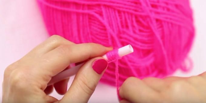 DIY-pompomi: aloita kierteiden käämitys