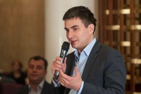 Jobs: Almir Salimov, pääjohtaja seuran Managers E-xecutive