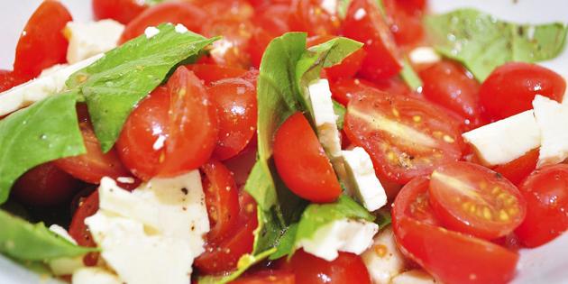 nopea reseptejä ruokia: salaatti tomaatit ja fetajuustoa 