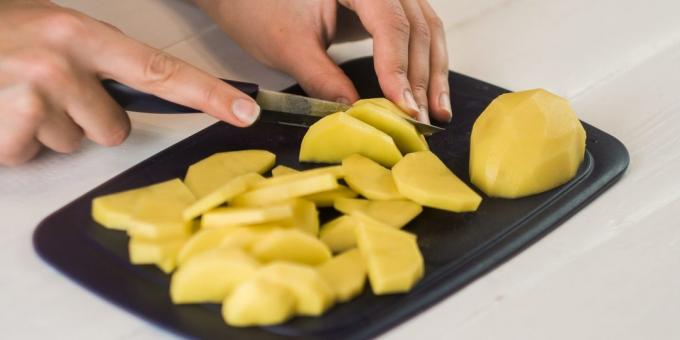 Kuori perunat ja leikkaa viipaleiksi