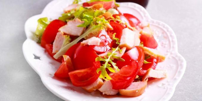 Salaatti savustetun kanan ja tomaattien kera